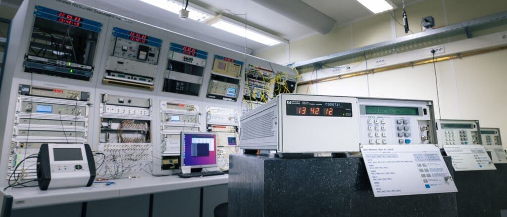 VSL and VU Amsterdam collaborate on a resilient national time infrastructure, strengthening reliability beyond satellite navigation systems.