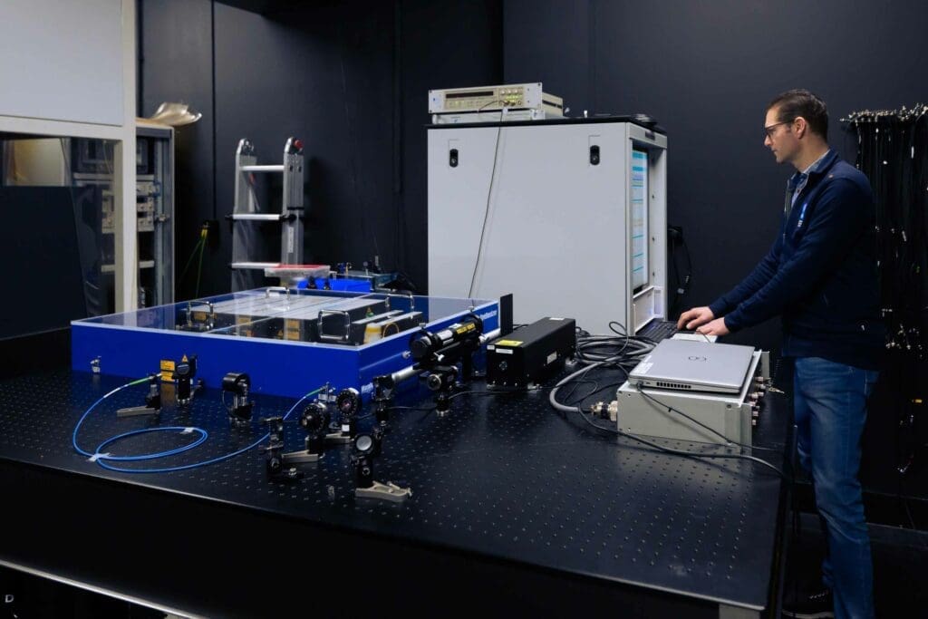 In project SENVIDET wordt een bijdrage geleverd aan de ontwikkeling van Einstein Telescope door innovatie op het gebied van sensoren voor vibratie-isolatie.